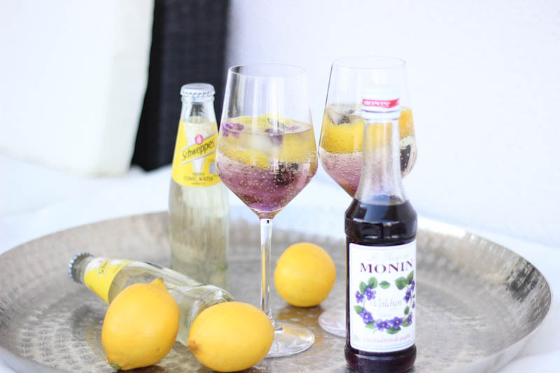 Veilchenspritzer Cocktail Rezept Sommergetränk Partygetränk Monin Veilchen Sirup_3-2