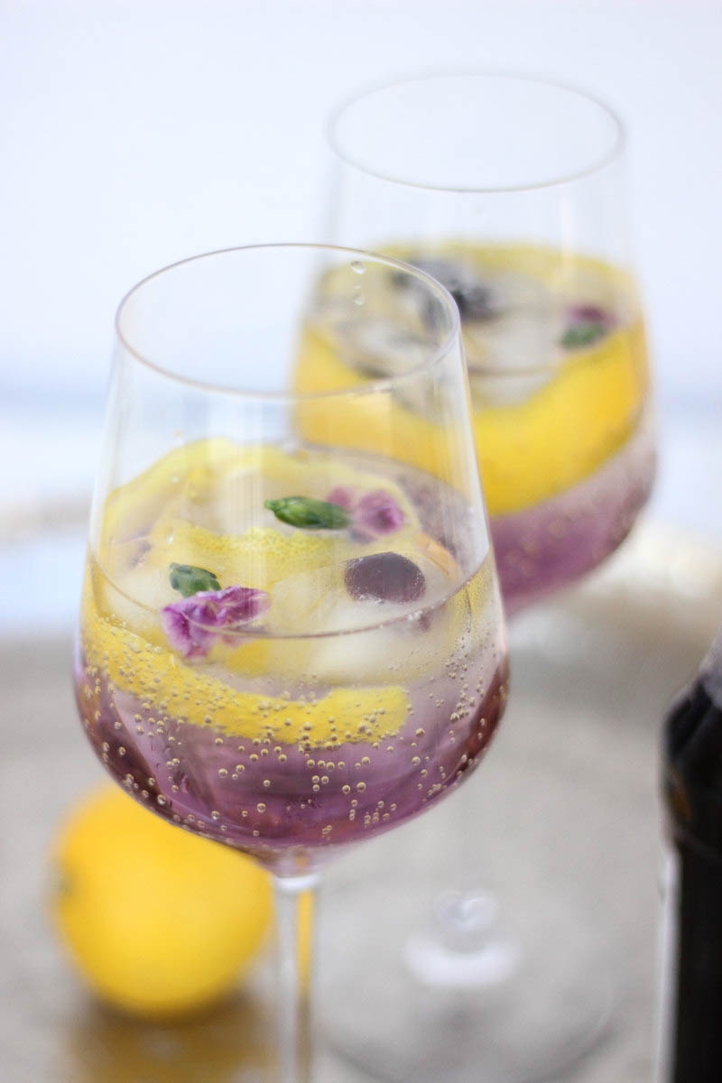 Veilchenspritzer Cocktail Rezept Sommergetränk Partygetränk Monin Veilchen Sirup_5-2