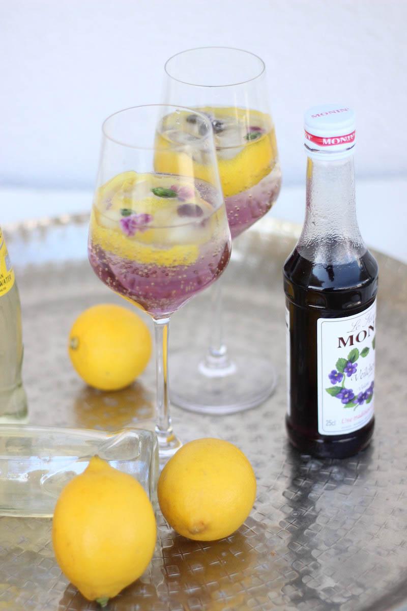 Veilchenspritzer Cocktail Rezept Sommergetränk Partygetränk Monin Veilchen Sirup_6-2